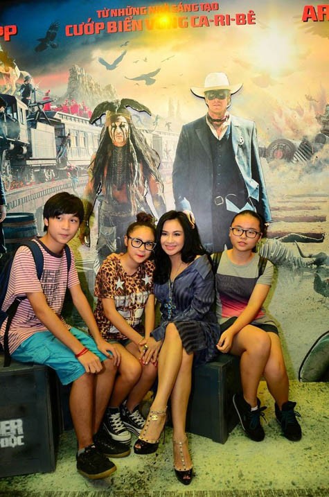 Nữ hoàng nhạc nhẹ Thanh Lam ăn mặc sành điệu khi đi xem phim cùng các con và chồng cũ - nhạc sĩ Quốc Trung.